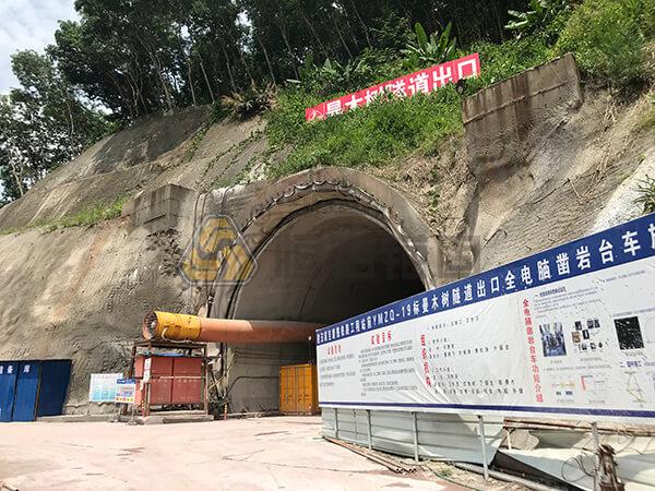 玉墨鐵路曼木樹隧道管棚超前支護(hù)項目