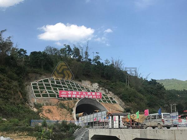 玉墨鐵路安定隧道管棚超前支護(hù)項目