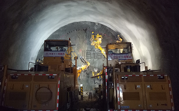 兩臺(tái)鑿巖車同時(shí)進(jìn)行自鉆式錨桿鉆進(jìn)施工